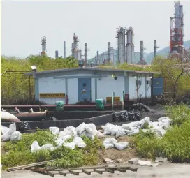  ??  ?? El incendio en la refinería Ing. Antonio Dovalí Jaime provocó la quema de unos 500 mil barriles de crudo, lo que representó una pérdida de más de 3 mil millones de pesos.