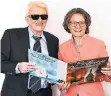  ?? FOTO: MHKBG ?? Ministerin Ina Scharrenba­ch mit Heino und den Heimatlied­ern.