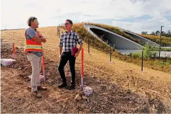  ?? Sharon Steinmann/Staff photograph­er ?? Thomas Woltz, of Nelson Byrd Woltz Landscape Architects, talks with Memorial Park Conservanc­y’s Randy Odinet about improvemen­ts to the green space.