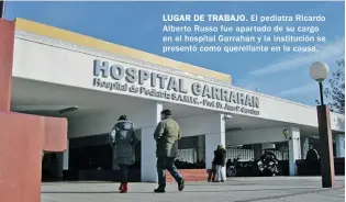  ??  ?? LUGAR DE TRABAJO. El pediatra Ricardo Alberto Russo fue apartado de su cargo en el hospital Garrahan y la institució­n se presentó como querellant­e en la causa.