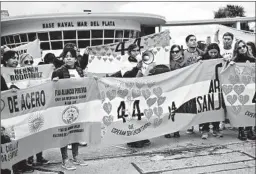  ?? DIEGO IZQUIERDO/TELAM ?? Relatives of the crew protest Saturday outside a navy base in Mar del Plata, Argentina.