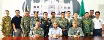  ??  ?? Sulu Governor Totoh Tan poses with members of the Malaysian- led peacekeepe­rs. ( Photo by Ahl- franzie Salinas)