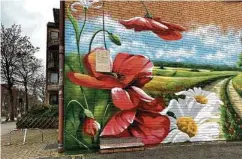  ??  ?? Auch in Heimfeld blühen Blumen – momentan aber nur auf Mauern wie auf dieser Hauswand an der Heimfelder Straße.