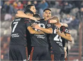  ?? (FOTOBAIRES) ?? Todos juntos. River a pleno festeja la goleada sobre Huracán.