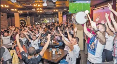  ??  ?? EN EL DERBI. As vio el derbi con esta agitada peña madridista que no paró de animar todo el partido.