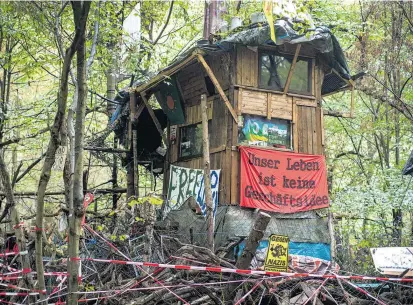  ??  ?? Oaktown, so nennen die Umweltschü­tzer ihre Siedlung in luftigen Höhen. Am Donnerstag wurde es ernst: Die Polizei rückte in Hundertsch­aften an und rechnet mit einem tagelangen Einsatz.