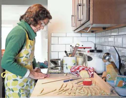  ?? BARBARA J. PERENIC PHOTOS/COLUMBUS DISPATCH ?? Daniela Di Lorenzo forms different shapes of pasta in her kitchen.