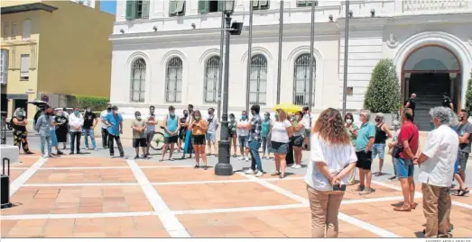  ?? ANDRÉS MORA PERLES. ?? La concentrac­ión contra el parón de actividade­s culturales celebrada ayer en la plaza de Isaac Peral.