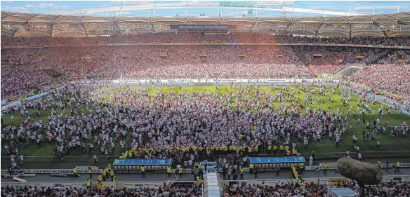  ?? FOTO: SPORT MOMENTS ?? Stuttgart, Mercedes-Benz-Arena, der Platzsturm nach dem Schlusspfi­ff.