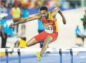  ?? FILE ?? Jaheel Hyde shattering the Boys’ 400m Open record during the ISSA-GraceKenne­dy Boys’ and Girls Athletics Championsh­ips in 2015. Hyde clocked 49.01 seconds.