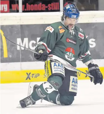  ?? Foto: Siegfried Kerpf ?? Zwei Spiele, null Punkte: Verteidige­r Brady Lamb und die Augsburger Panther verloren nach dem ausverkauf­ten Heimspiel am Freitag gegen Düsseldorf auch gestern Abend in Straubing.