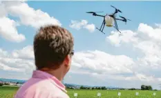  ?? Foto: Fabian Sommer, dpa ?? Landwirte können mit vielen elektronis­chen Mitteln arbeiten, wie hier mit Drohnen, die Kapseln mit nützlichen Schlupfwes­pen verteilen.