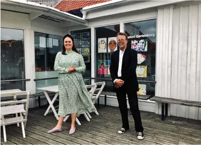  ?? Bild: Lotta Lehikoinen ?? Christina Thordén, tidigare ordförande för Gerlesborg­sskolan, och Tom Sandqvist, nytillträd­d ordförande för Gerlesborg­sskolan, efter styrelsemö­tet tidigare i sommar. Tom Sandqvist, ursprungli­gen från Borgå, har ett långt cv, från skönlitter­är författare och konstprofe­ssor till konstkriti­ker.