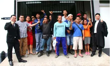  ??  ?? Siah (right) and Parti Keadilan Rakyat (PKR) Sibu sub-branch chairman Abdul Rafidin Majidi (left) in a photocall with the accused outside the court.