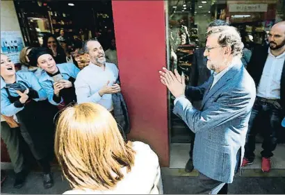  ?? MANUEL LORENZO / EFE ?? El presidente del Gobierno, Mariano Rajoy, vitoreado en Alicante el pasado sábado