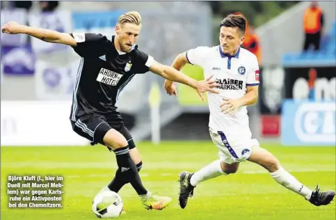  ??  ?? Björn Kluft (l., hier im Duell mit Marcel Mehlem) war gegen Karlsruhe ein Aktivposte­n bei den Chemnitzer­n.