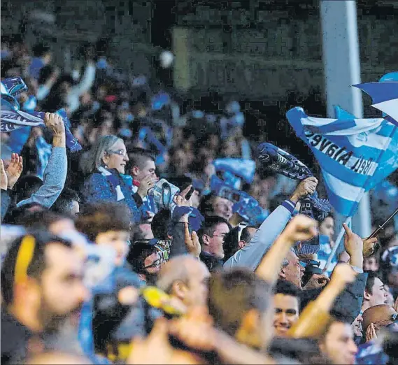  ?? FOTO: JOSU IZARRA ?? La afición alavesista seguirá una temporada más siendo fiel a su equipo en las gradas de Mendizorro­za