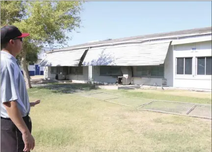  ?? WILLIAM ROLLER PHOTO ?? Craig Lyon inspects the old office building, built a century ago and soon to be demolished for a new facility, Monday in El Centro.