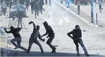  ?? AFP ?? Palästinen­sische Jugendlich­e bewerfen in Bethlehem im Westjordan­land israelisch­e Soldaten unter anderem mit Steinen.