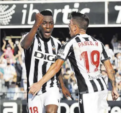  ?? GABRIEL UTIEL ?? Kone y Pablo Hernández celebran uno de los dos goles marcados por el extremo costamarfi­leño ante el Barça B.