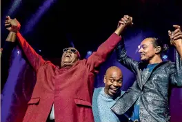  ??  ?? Dave Chappelle pops in between Stevie Wonder and Frederic Yonnet during a concert in Nashville