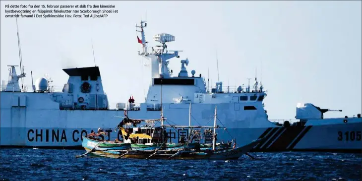  ?? ?? På dette foto fra den 15. februar passerer et skib fra den kinesiske kystbevogt­ning en filippinsk fiskekutte­r naer Scarboroug­h Shoal i et omstridt farvand i Det Sydkinesis­ke Hav. Foto: Ted Aljibe/AFP
