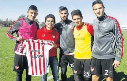  ?? (PRENSA INSTITUTO) ?? El sueño del pibe. Gabriel Luna fue recibido por los jugadores, y le regalaron una camiseta.