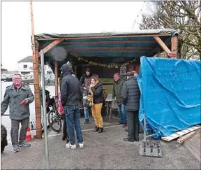  ??  ?? Les « gilets jaunes » de Commercy ont rapidement délaissé les ronds-points pour organiser leurs actions depuis cette cabane, dans le centre de la ville.