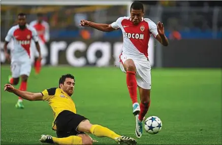 ??  ?? Kylian Mbappé, l’attaquant de Monaco, a inscrit un doublé contre le Borussia Dortmund, mercredi.