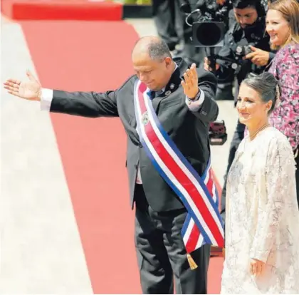  ?? ALBERT MARÍN. ?? Después de subir al escenario para entregar la banda presidenci­al, el exgobernan­te Luis Gmo. Solís abrió sus brazos a los costarrice­nses en señal de gratitud. Lo acompañó su esposa, Mercedes Peñas.