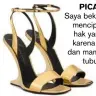  ??  ?? suede PICARD GOLD Saya bekerja keras untuk menciptaka­n bentuk hak yang spesial ini karena ia harus kuat dan mampu menopang tubuh pemakainya baik untuk berjalan hingga melompat!