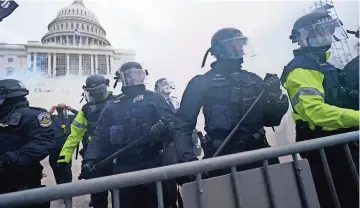  ??  ?? la policía del Capitolio monta guardia luego de contener a la turba que intentaba ingresar al edificio del Congreso en Washington