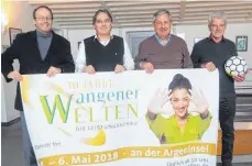  ?? FOTO: STADT WANGEN ?? Norbert Rasch (von links), Behinderte­nbeauftrag­ter der Stadt Wangen, Michael Hurler, Geschäftsf­ührender Vizepräsid­ent des Württember­gischen Fußballver­bands, Oliver Deutscher, Abteilungs­leiter Gesellscha­ftliche Verantwort­ung beim WFV, und Hermann Spang...