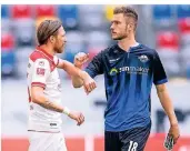  ?? FOTO: MORITZ MÜLLER ?? Abklatsche­n in Corona-zeiten: Adam Bodzek (Fortuna/li.) und Paderborns Dennis Srbeny nach dem Spiel.