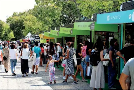  ??  ?? Milhares de pessoas têm respondido diariament­e à ‘chamada’ da Feira do Livro de Lisboa