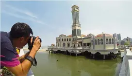  ??  ?? Welcoming sight: The floating mosque in Tanjung Bungah will be hosting a feast to mark Lailatul Qadar.