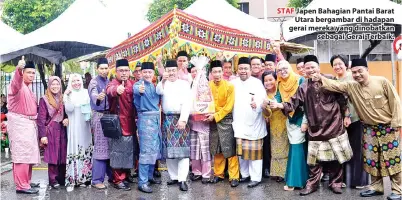  ??  ?? STAF Japen Bahagian Pantai Barat Utara bergambar di hadapan gerai mereka yang dinobatkan sebagai Gerai Terbaik.