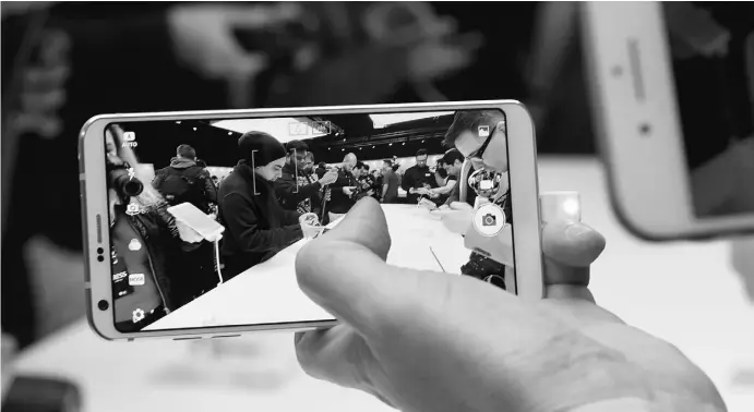  ?? Fotos: dpa ?? Die HDR-Technik – zunächst bei Fernsehger­äten eingesetzt – kommt nun auch bei Smartphone-Bildschirm­en zum Einsatz, zum Beispiel im neuen LG G6.