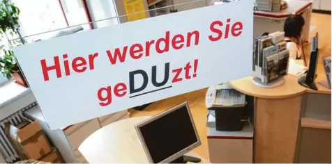  ?? Foto: Karl Josef Hildenbran­d, dpa ?? „Du“wird längst nicht mehr nur in der Familie, unter Freunden und Arbeitskol­legen gesagt. Unser Bild entstand in Oberstaufe­n, wo 2011 ein Duz Schalter zur Beratung ein geführt wurde.