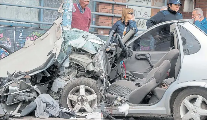  ?? CONSTANZA NISCOVOLOS ?? Destrozado. Así quedó el Chevrolet Corsa en el que viajaban las víctimas Osvaldo y Eduardo Copa, que eran padre e hijo, en el accidente de Ramos Mejía.