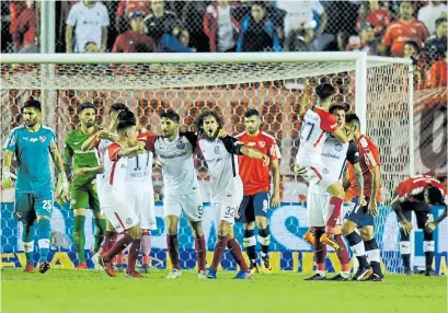  ??  ?? Alegría azulgrana. El abrazo y el desahogo de los jugadores de San Lorenzo tras la victoria.