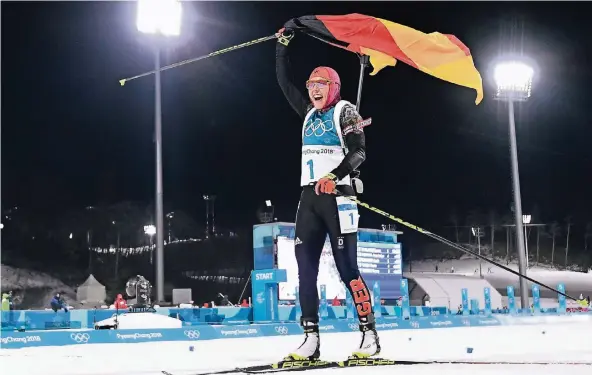  ?? FOTO: PIXATHLON ?? Im Augenblick des Triumphs: Biathletin Laura Dahlmeier mit der Deutschlan­dflagge beim Jubel im Ziel.