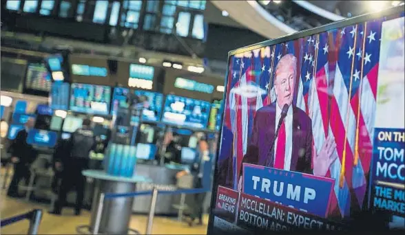  ?? MICHAEL NAGLE / BLOOMBERG ?? Desafío a los mercados. La imagen de Donald Trump, ayer en una pantalla de televisión en la Bolsa de Nueva York. Los mercados acusaron las incertidum­bres de los planes del presidente electo para la economía estadounid­ense