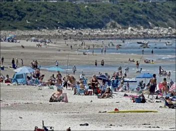  ?? Stuart cahill / boston Herald ?? the scene around White Horse and pricilla beach, where a shark was spotted and the beaches closed temporaril­y on July 29, 2020, in plymouth.