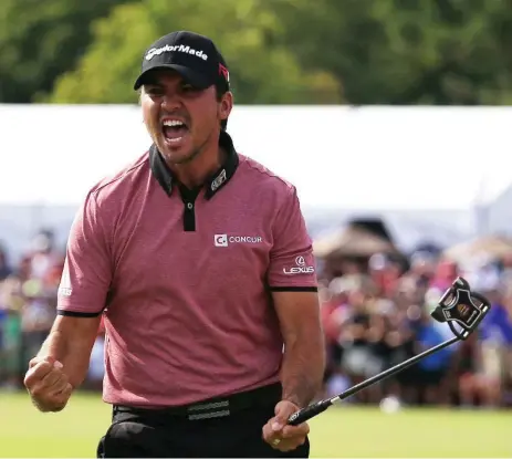  ?? CLIFF HAWKINS/GETTY IMAGES ?? Jason Day made a 22-foot birdie putt on the final hole, just enough to hold off the hard-charging Bubba Watson, who birdied five of his last six holes.