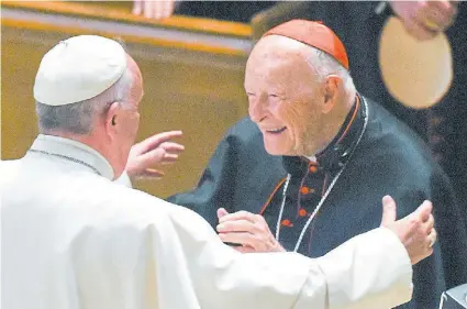  ?? AP ?? Saludo. El cardenal Theodore McCarrick con el Papa, durante la visita de Francisco a Washington en 2015.