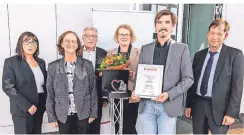  ?? FOTO: AWO ?? Karin-Brigitte Göbel, Edeltraud Vomberg, Manfred Abels, Marion Warden, Joachim Schröder und Burkhard Hintzsche bei der Preisverga­be.