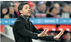 ?? FOTO: MARIUS BECKER/DPA ?? Gemach, Gemach: Über ein mögliches Pokal-Halbfinale oder Finale will Bayer Leverkusen­s Trainer Xabi Alonso noch nicht sprechen.