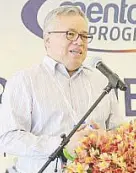  ??  ?? Sec. Ramon Lopez of the Department of Trade and Industry joins the launch of KMME in Las Piñas.