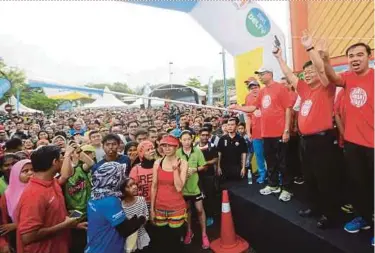  ?? PIC BY SHAHNAZ FAZLIE SHAHRIZAL ?? Penang Chief Minister Chow Kon Yeow (second from right) flagging runners off at the state-level National Sports Day in Batu Uban yesterday.